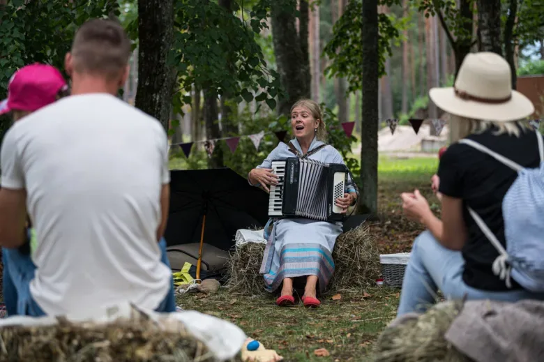 Vineta Vītolas muzicēšana ar ģimenēm pasākums